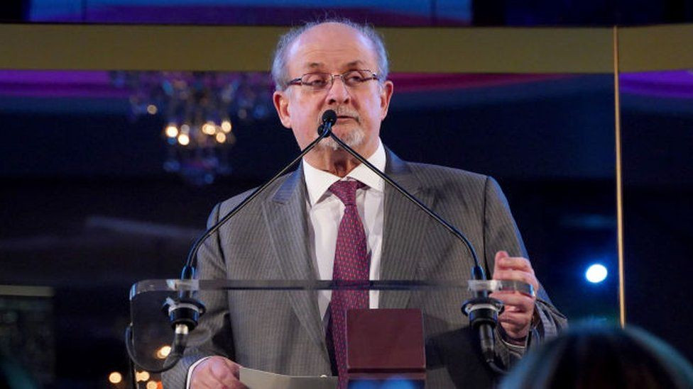 Salman Rushdie na respiratoru