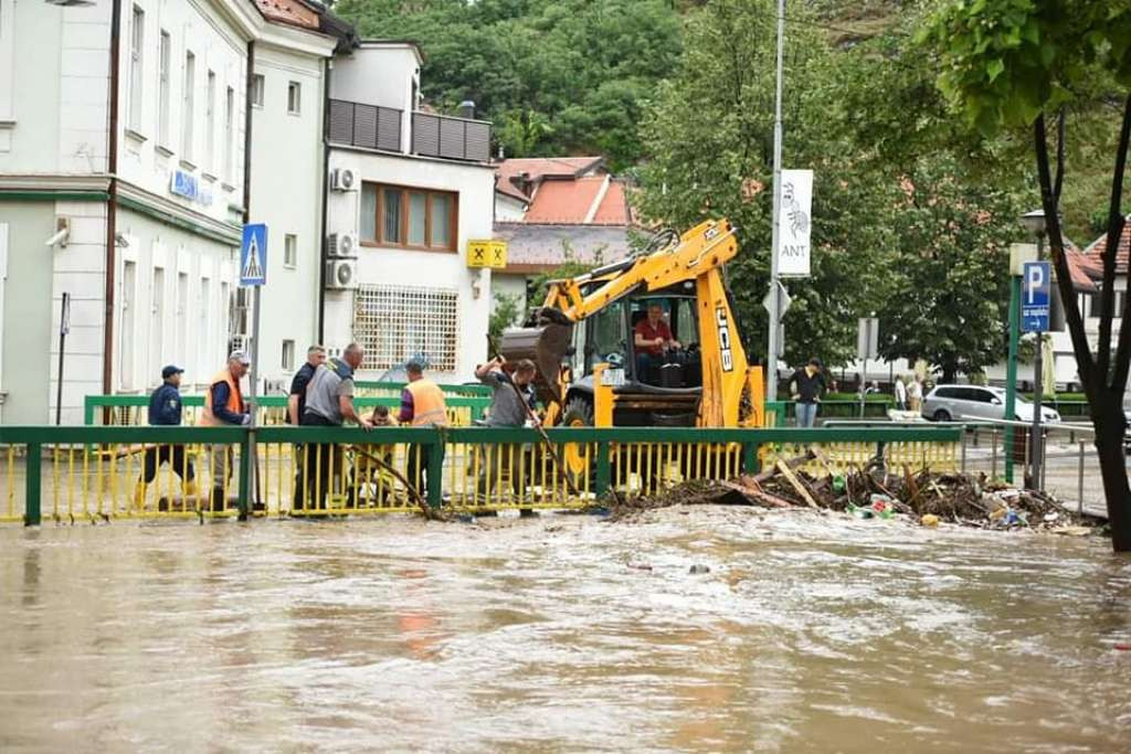 Vodostaj na brani Modrac veći za 49 cm, u Tešnju nastavljeno otklanjanje posljedica poplava