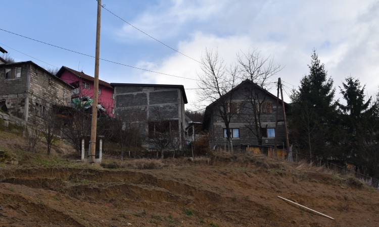 Kantonalni dužnosnici obišli lokalitet klizišta u naselju Buča Potok