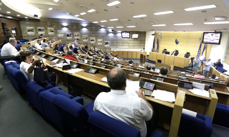 Prekinuta sjednica Doma naroda Parlamenta FBiH, nastavak u septembru