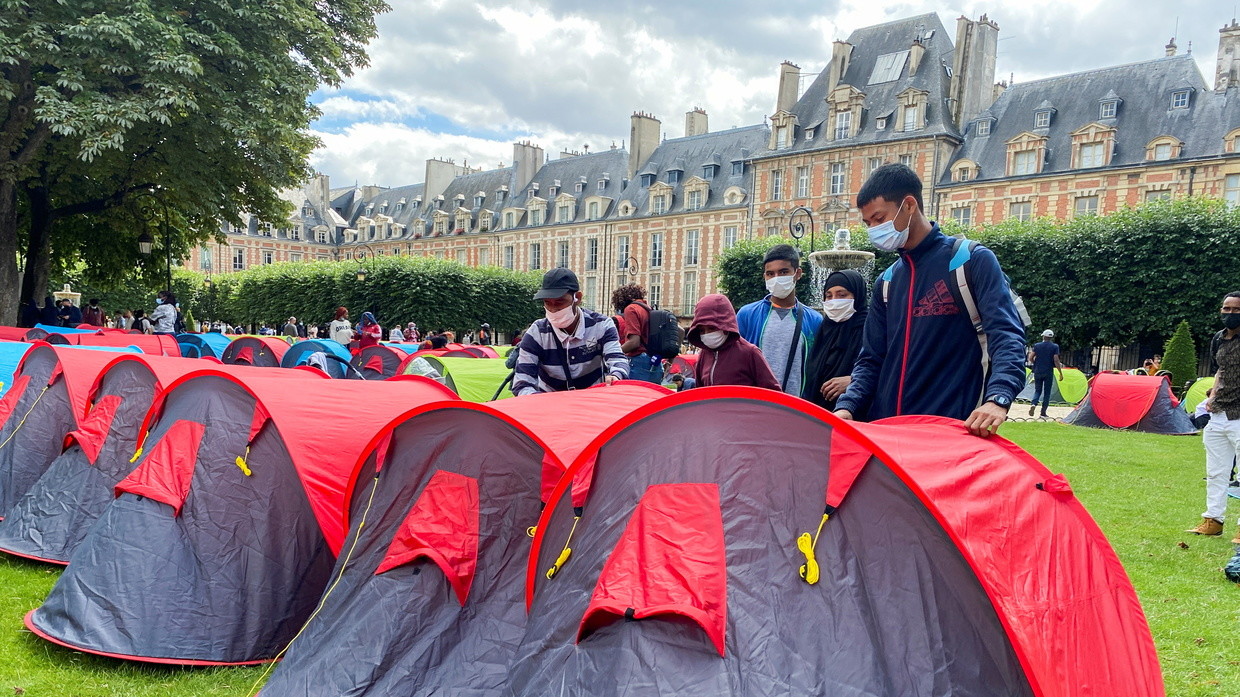 Migranti beskućnici postavili šatore na Trgu Place des Vosges