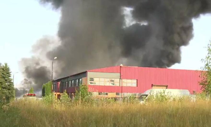 Gori fabrika za prizvodnju plastike u brčanskom naselju Pirometal