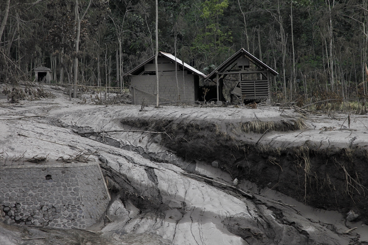 Nakon erupcije vulkana Semeru stanovnici pokušavaju sanirati štetu