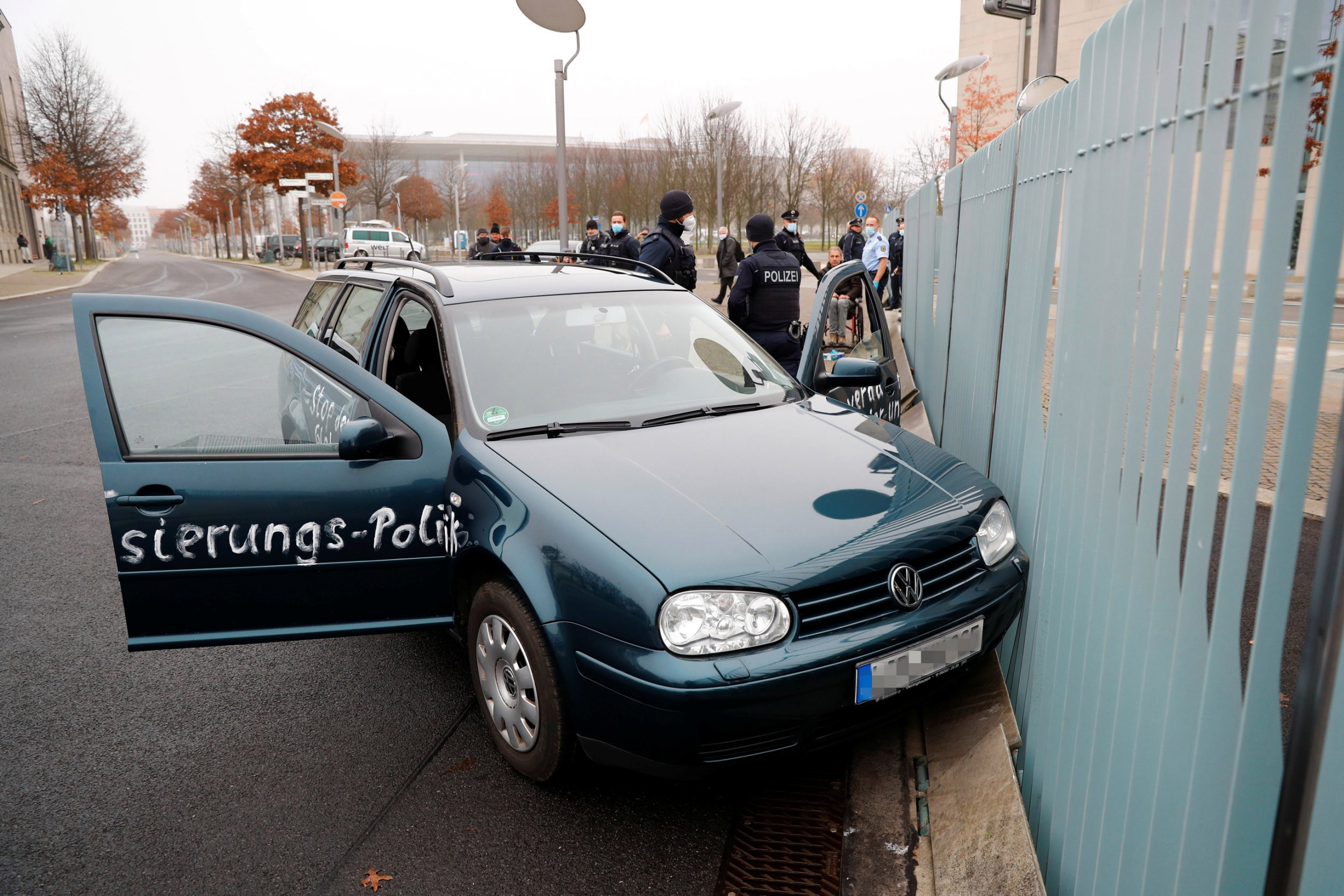 Njemačka policija: Iza napada na Merkelin ured ne stoji ekstremizam