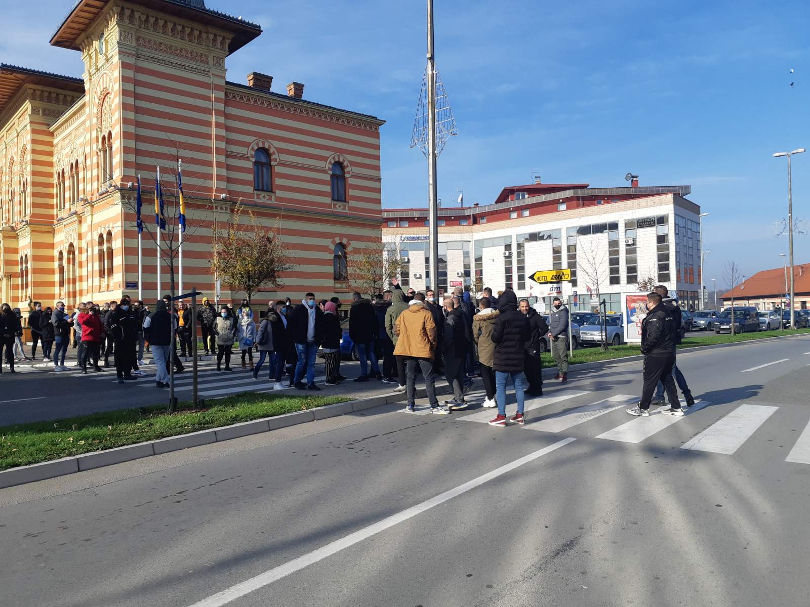U Brčkom održan protest ugostiteljskih radnika protiv donesenih covid mjera