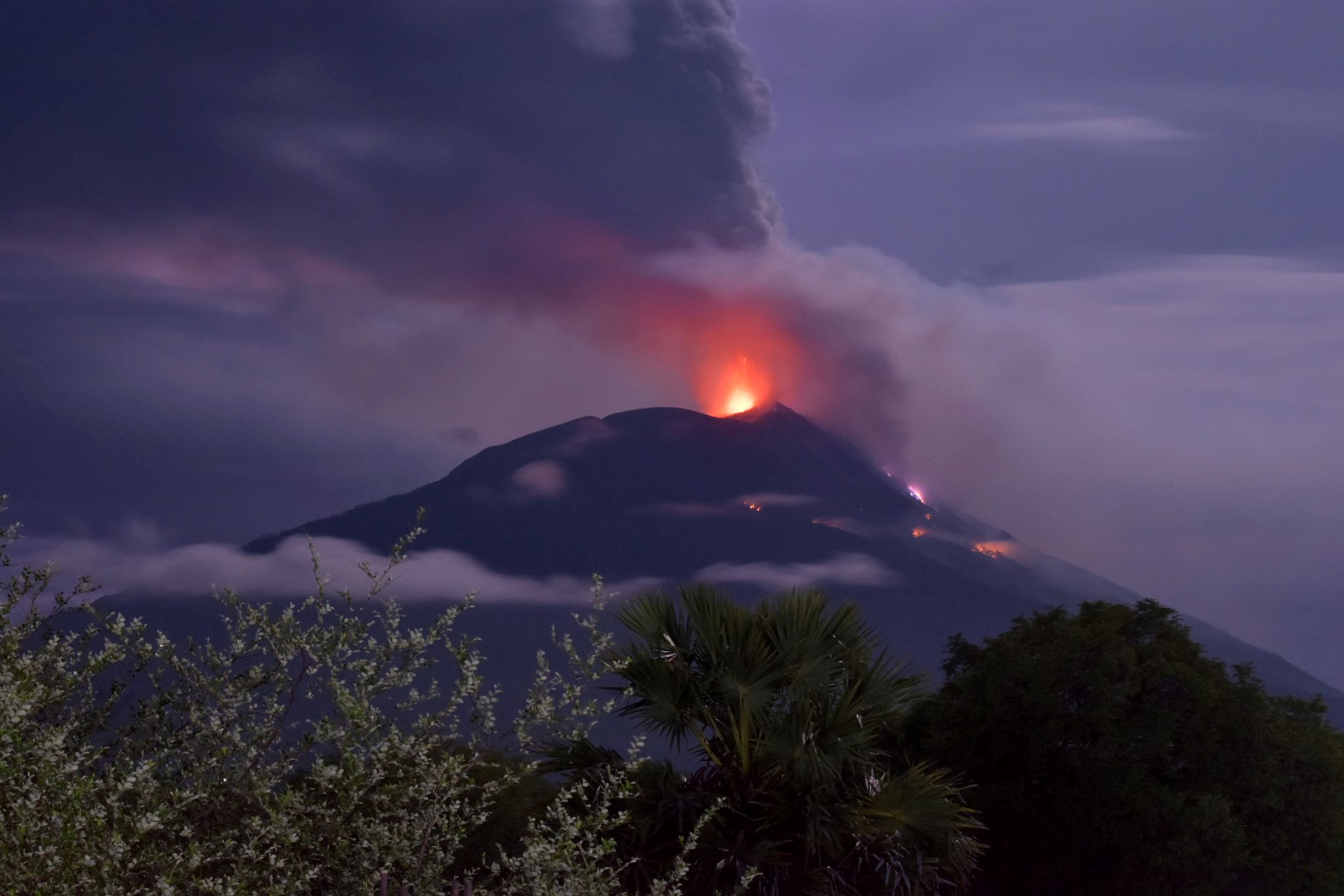 Izdano narančasto upozorenje nakon erupcije vulkana, tisuće evakuirane
