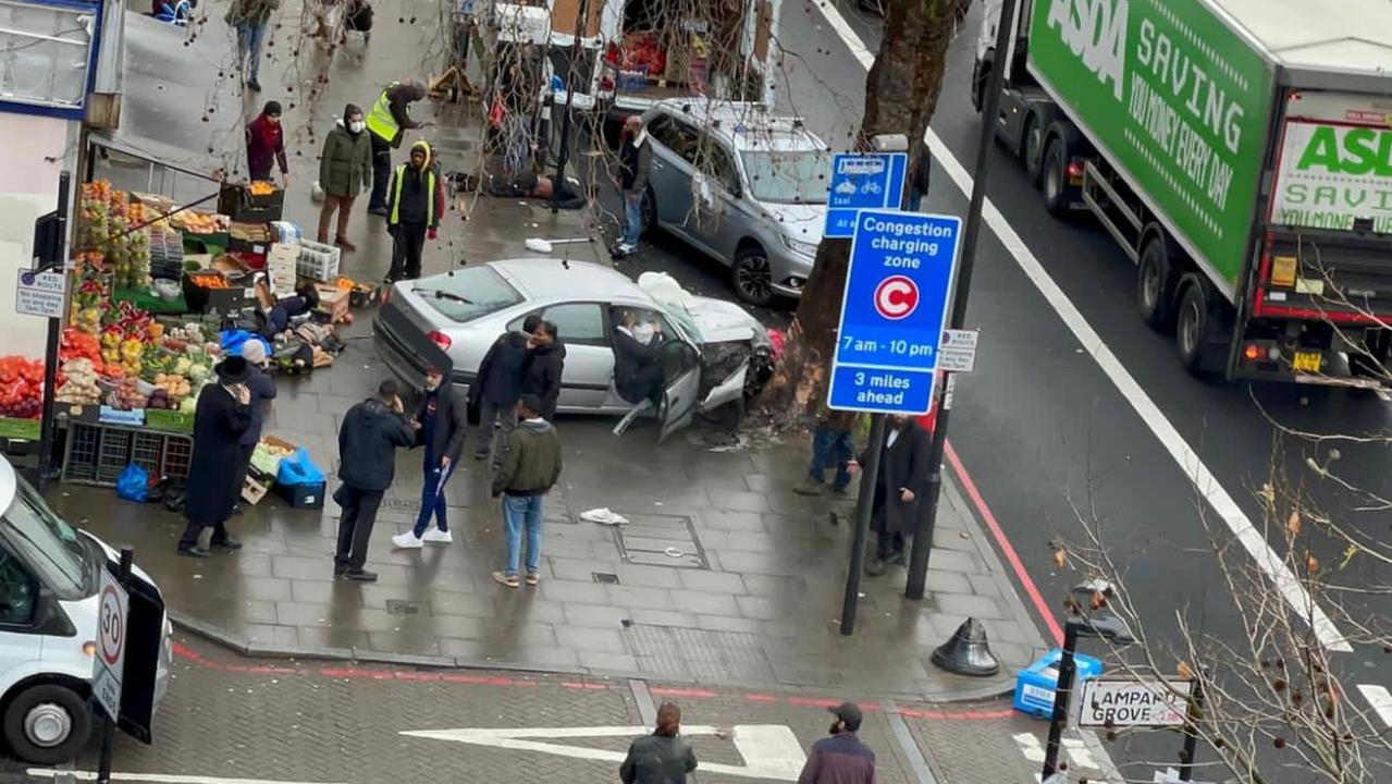Petero ozlijeđeno nakon što se automobil zaletio u pješake u Londonu
