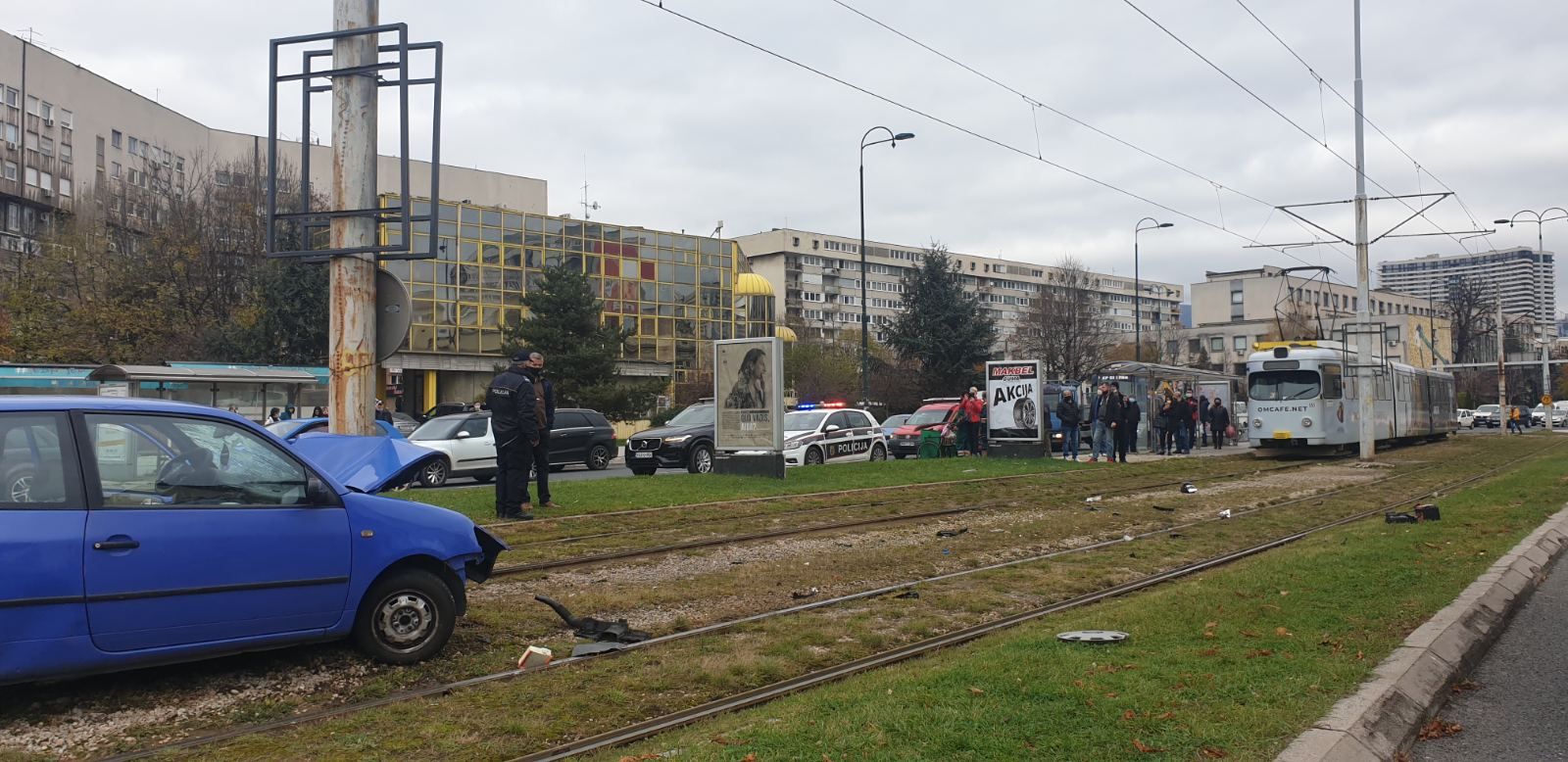 Automobil završio na tramvajskim šinama u sarajevskom naselju Malta