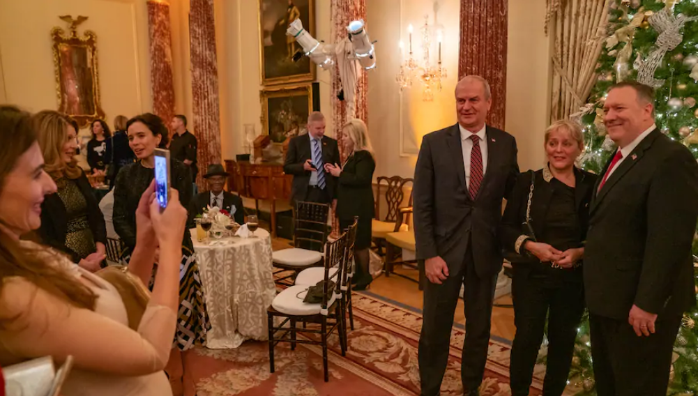 Pompeo i supruga poslali više od 900 pozivnica za zabavu