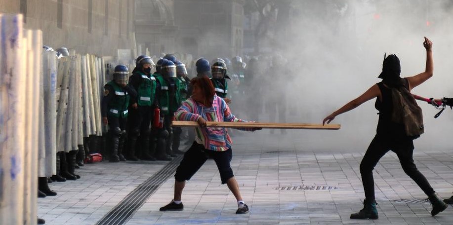 Tokom protesta protiv nasilja nad ženama u Meksiku povrijeđena 23 policajca