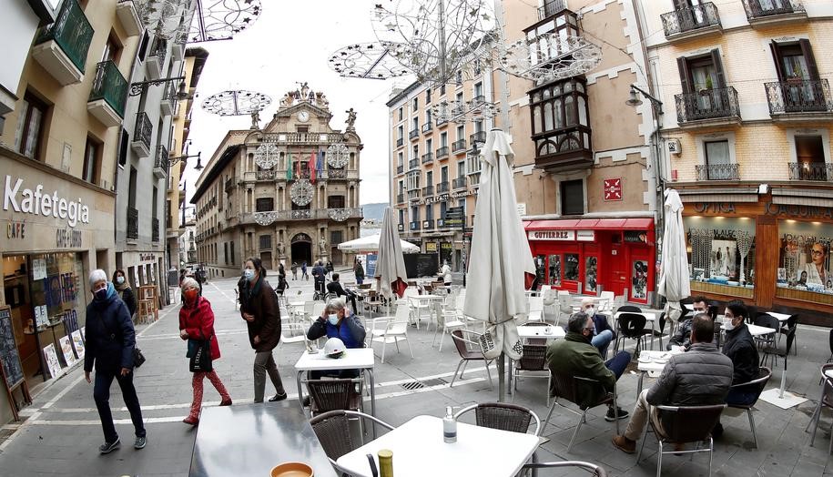 U susret Božiću Europa balansira između blagdanskog slavlja i strogoće