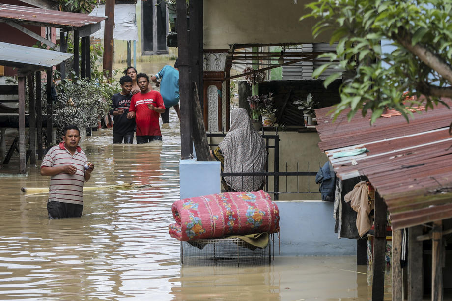 U poplavama u Indoneziji raseljeno skoro 10 hiljada ljudi