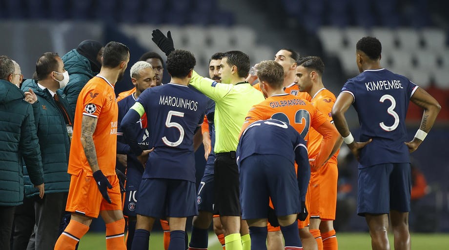 Nizozemski sudac Makkelie nastavlja utakmicu PSG i Istanbul Basaksehir