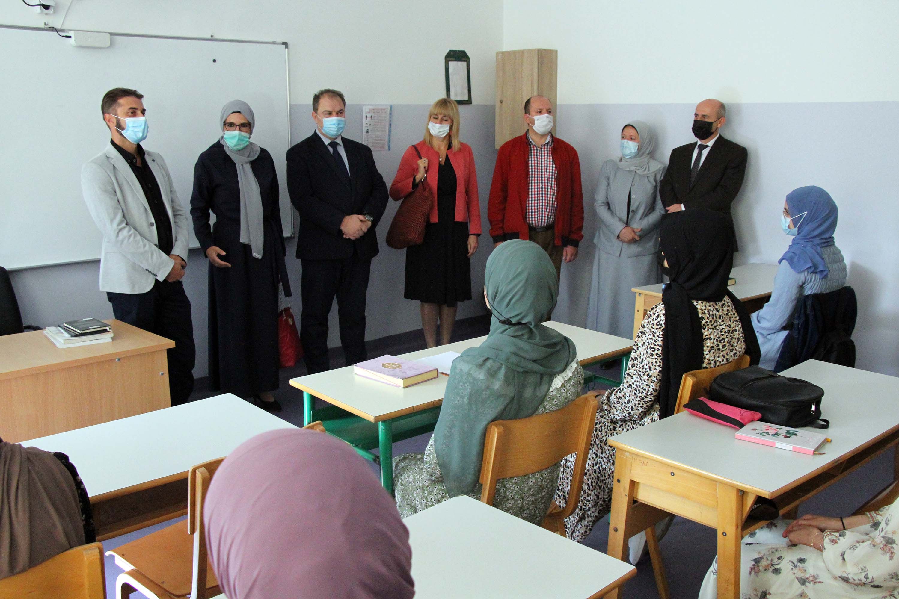 Hota-Muminović posjetom školama obilježila početak školske godine u KS