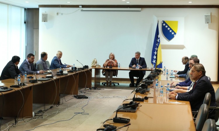 Zbog neusvojenog budžeta bez plate ostaje i hiljade radnika iz RS-a