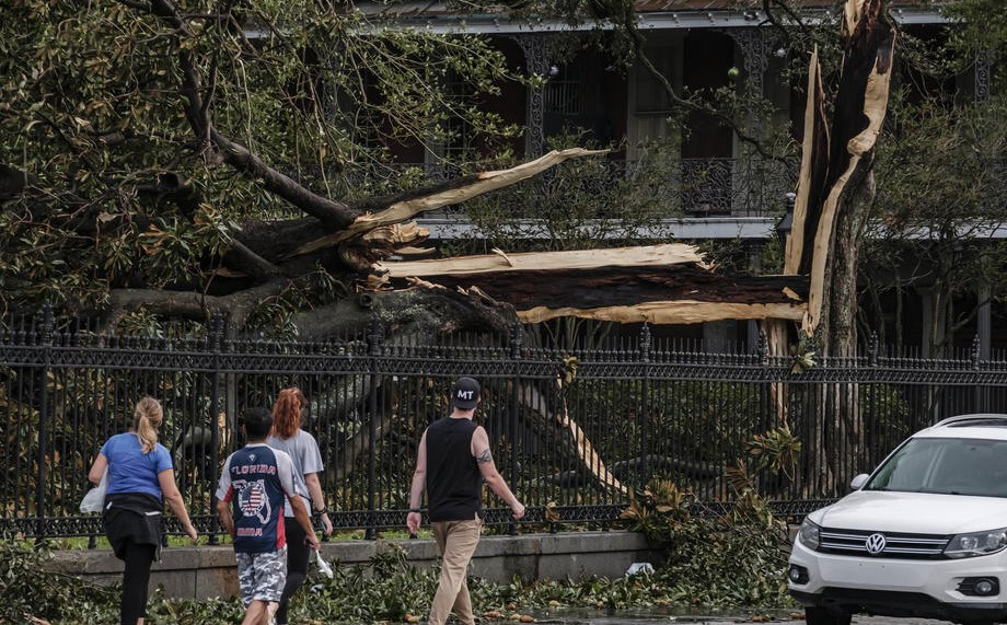 U New Orleansu policijski sat poslije prolaska uragana Ida
