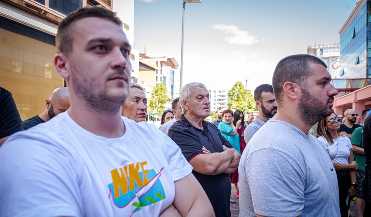 Protest u Podgorici: Roditelji traže da im djeca ne nose maske u školama