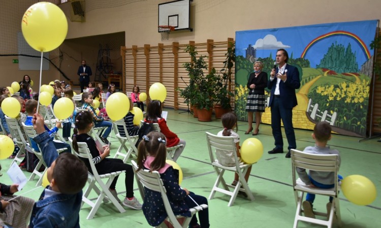 Premijer Hodžić i ministar Baraković uručili besplatne udžbenike osnovcima