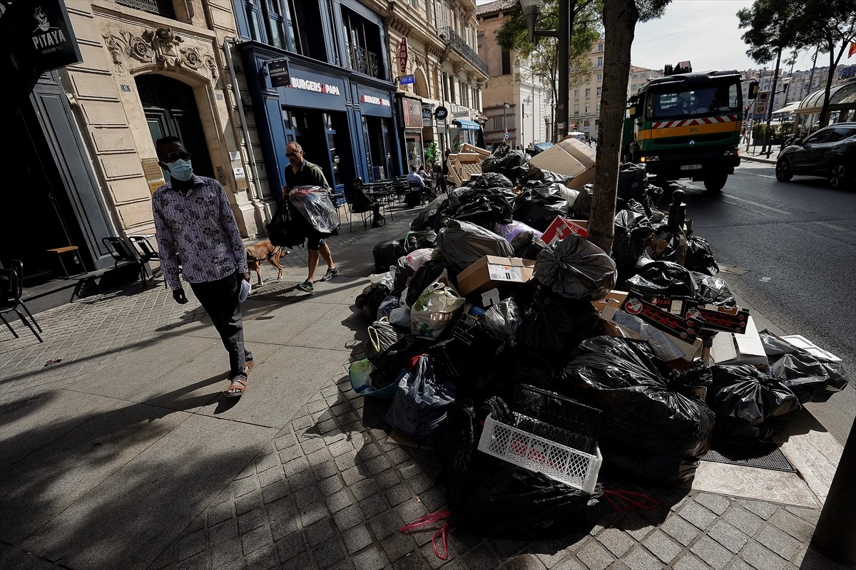 Zbog štrajka komunalnih radnika smeće se gomila na ulicama Marseillea