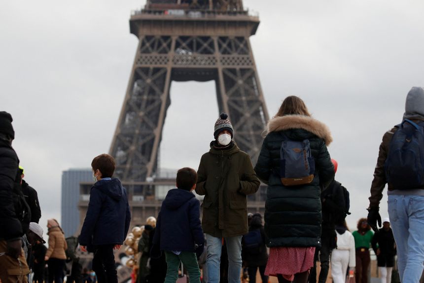 Francuska ukida većinu Covid restrikcija, preporučuje se rad od kuće