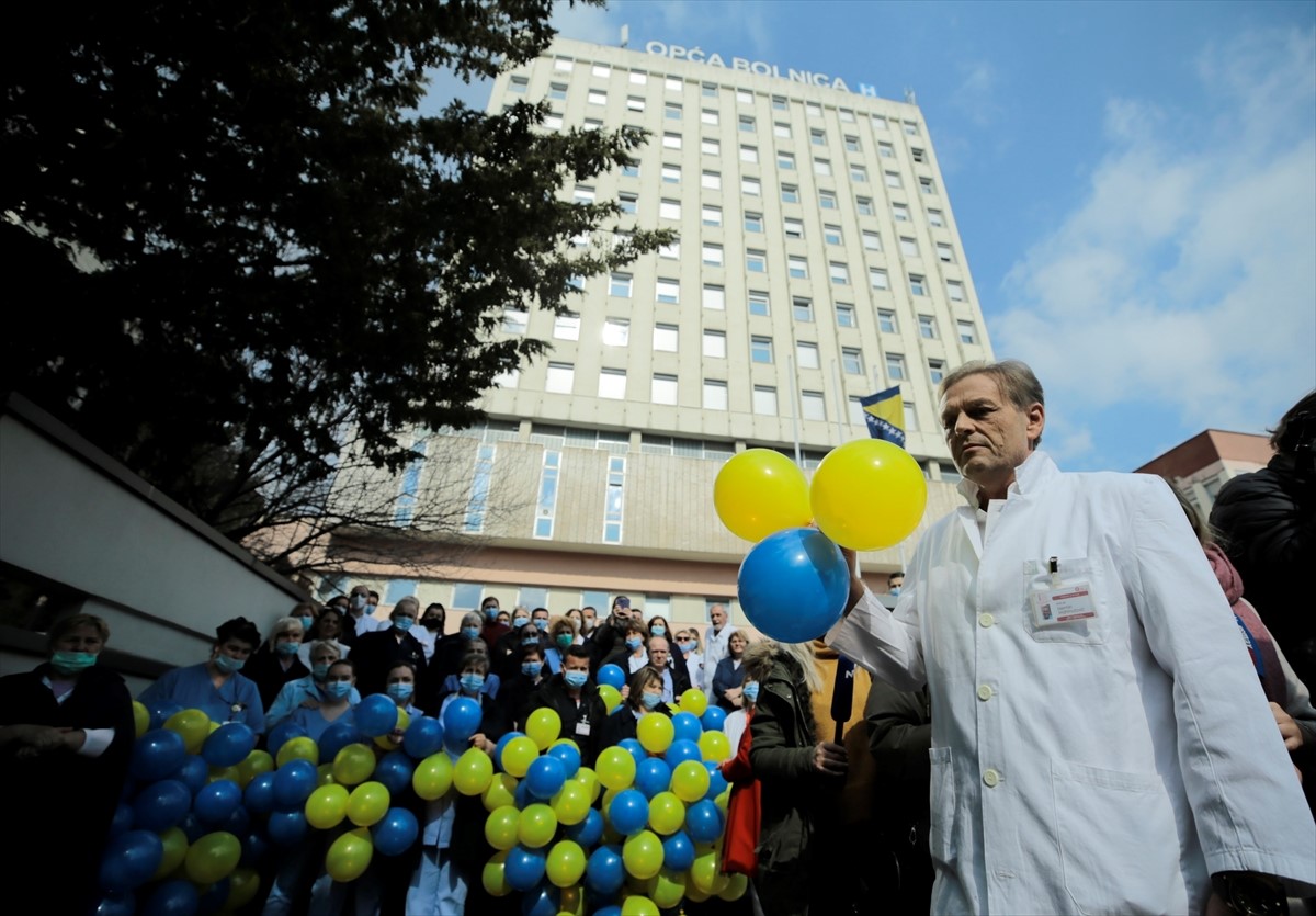 Uposlenici Opće bolnice “Prim. dr. Abdulah Nakaš” u Sarajevu s mirnog okupljanja poslali poruke podrške Ukrajini