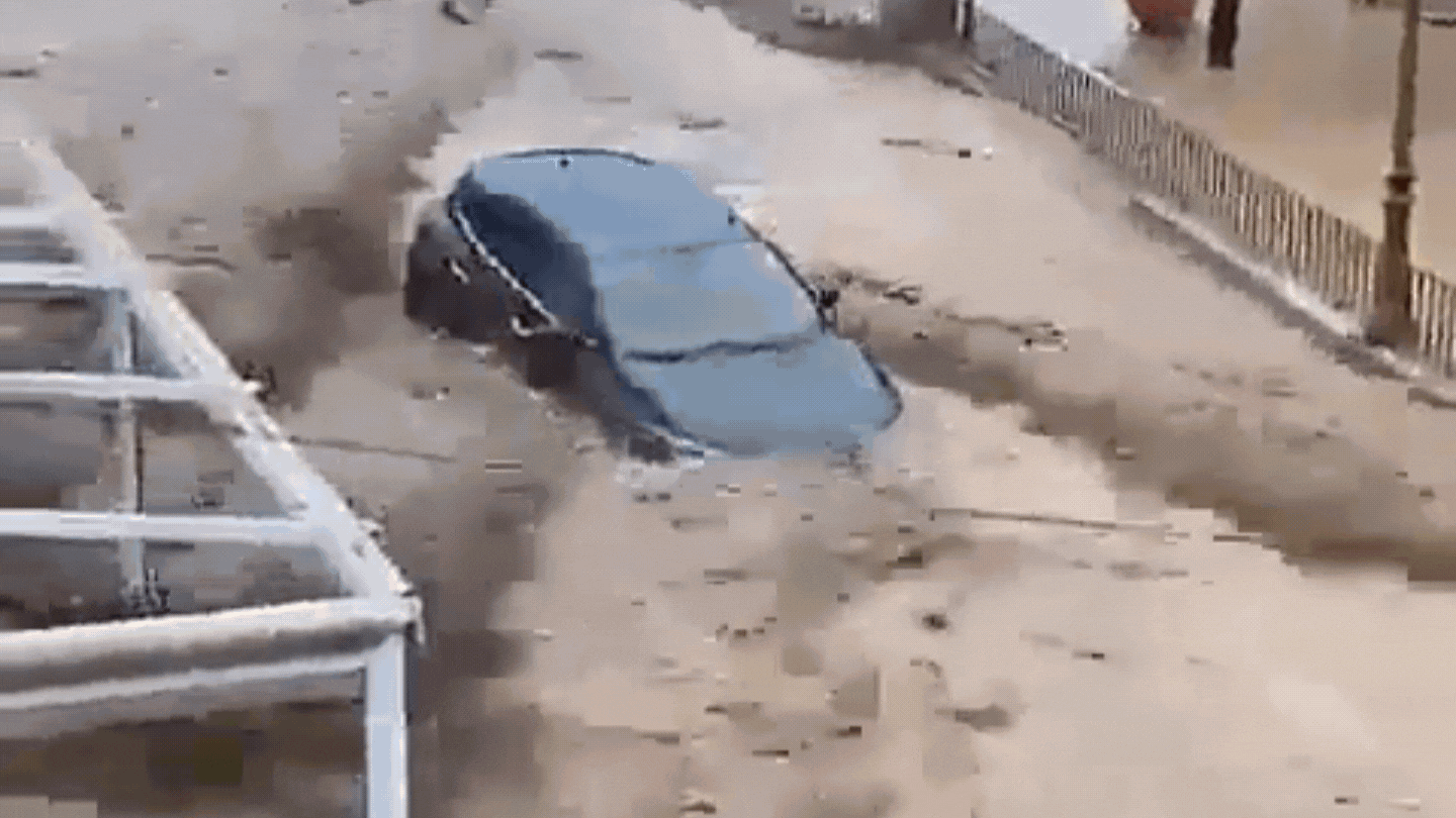 Bujica u Španiji nosila automobile, namještaj i stabla