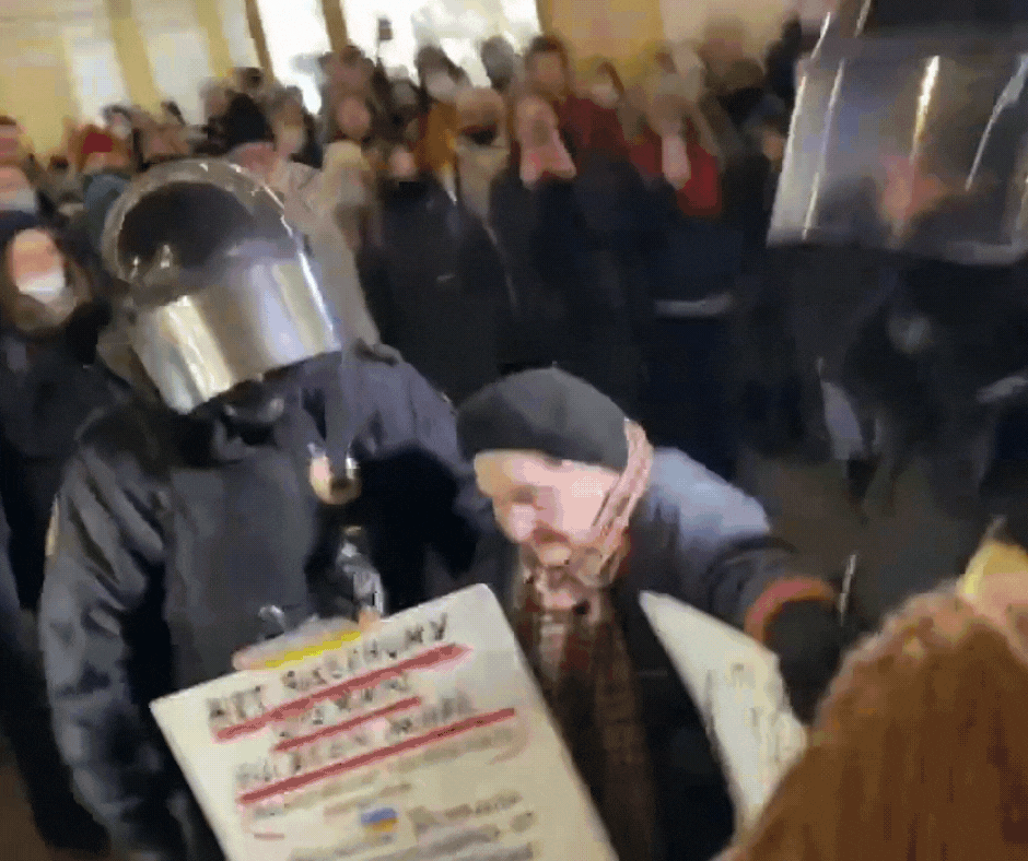 Antiratni protesti: Privedena starica koja je preživjela opsadu Lenjingrada