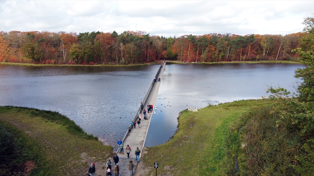Šetači uživaju u jesenjoj šetnji "kroz vodu" u parku Bokrijk