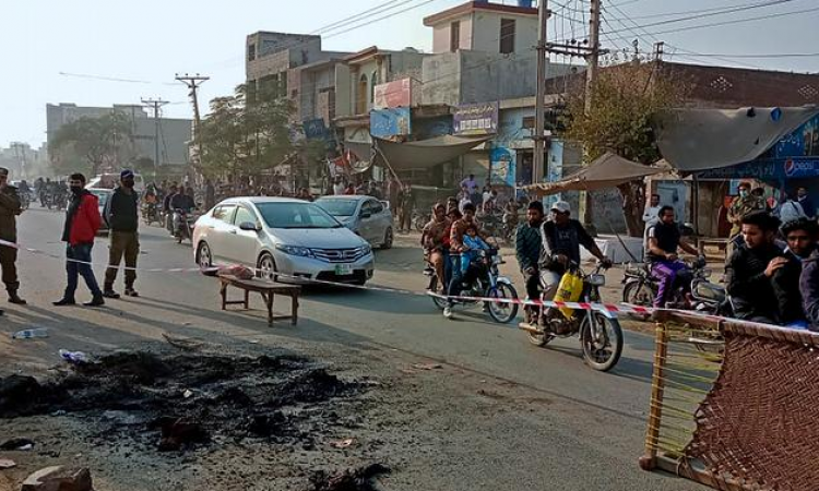Rulja linčovala i zapalila muškarca zbog 'bogohuljenja' u Pakistanu