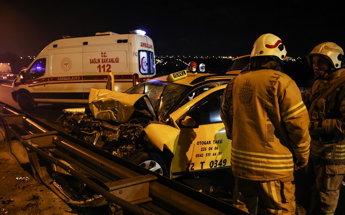 Taksista sa devet migranata u automobilu udario u cisternu