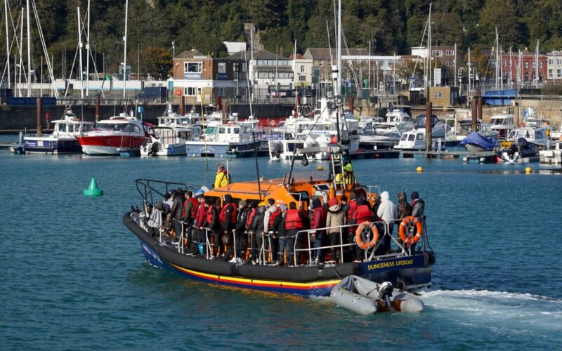 Više od 400 migranata spašeno u La Mancheu, jedna osoba poginula