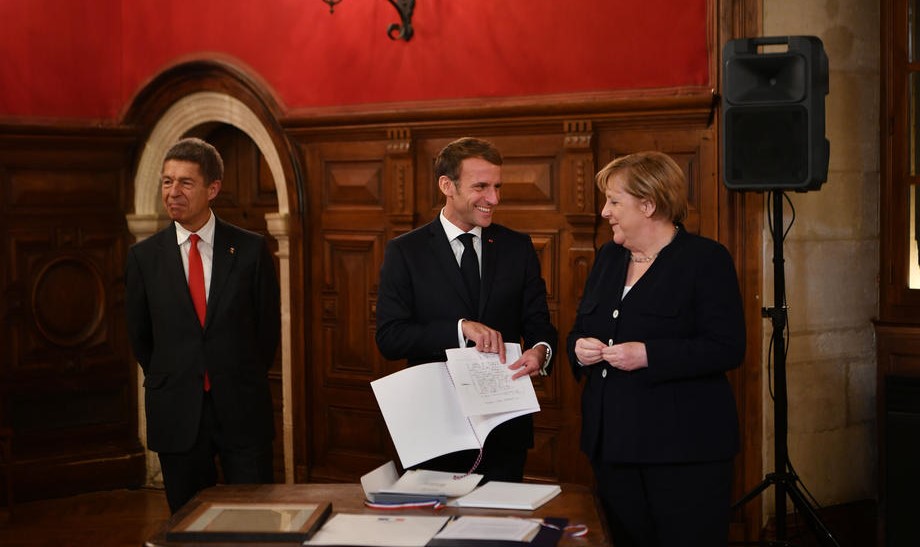 Predsjednik Macron dodijelio Merkel Legiju časti