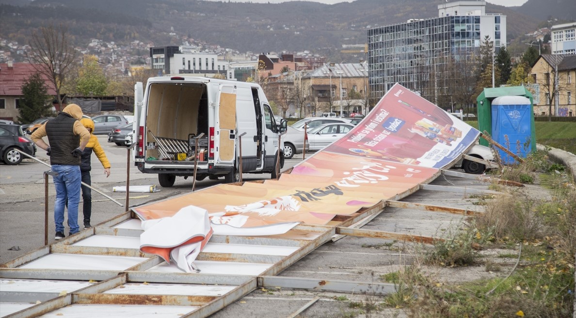 Snažan vjetar oborio više stabala i nanio značajnu štetu u Sarajevu