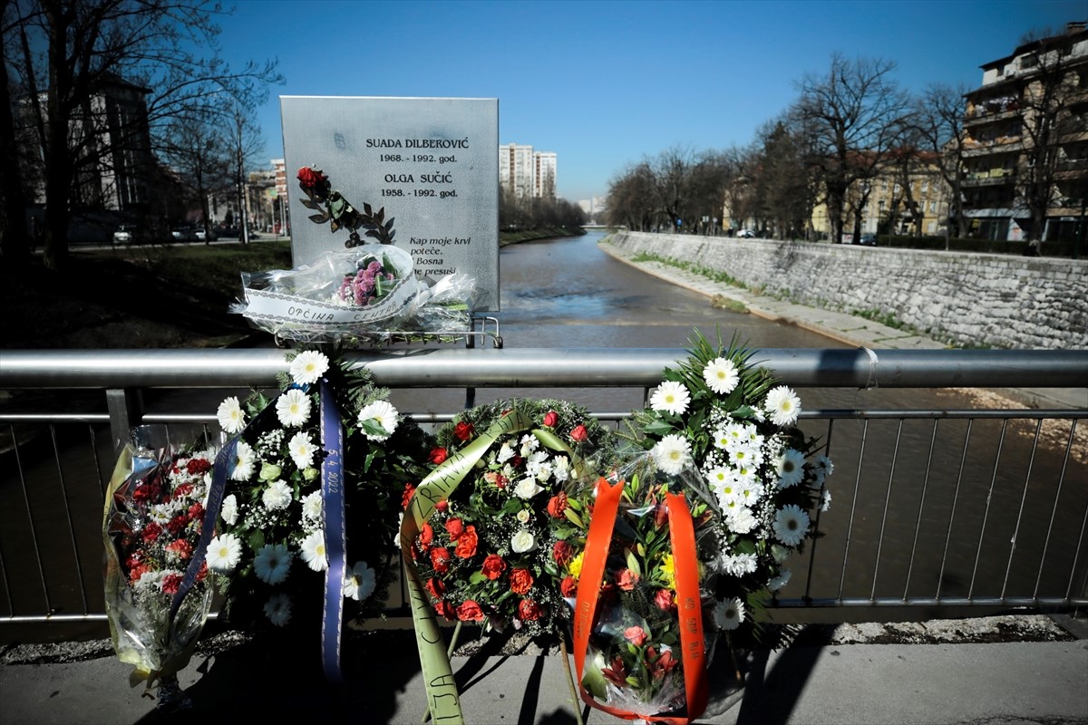 Položeno cvijeće na Mostu Suade i Olge: Sarajevo je dokaz neuništivosti