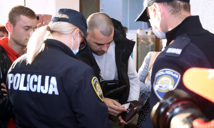 RH: Policija legitimirala prosvjednike protiv uvođenja obaveznih covid potvrda