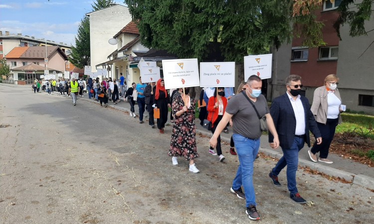 Prosvjetari iz USK Svjetski dan učitelja obilježavaju protestnom šetnjom