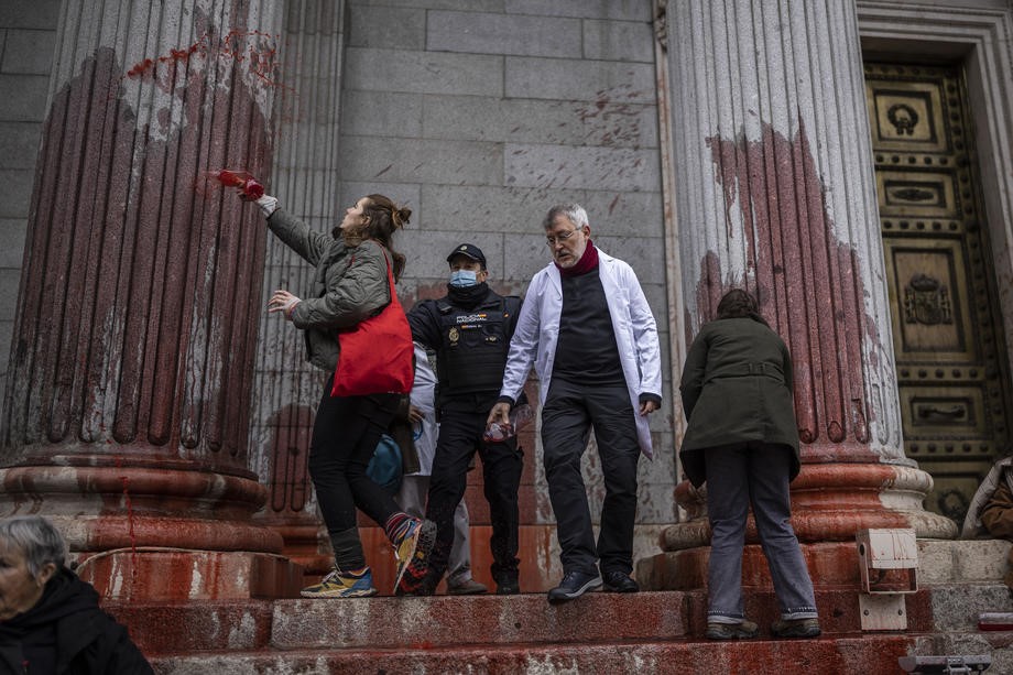 Klimatski aktivisti polili zgradu španskog parlamenta crvenom bojom