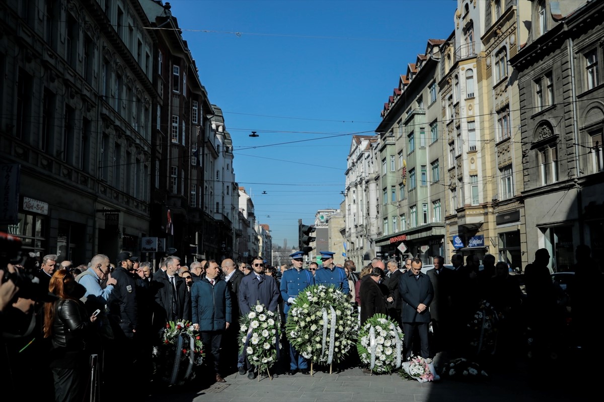 Dan grada Sarajeva: Položeno cvijeće ispred Vječne vatre i mezarju Kovači