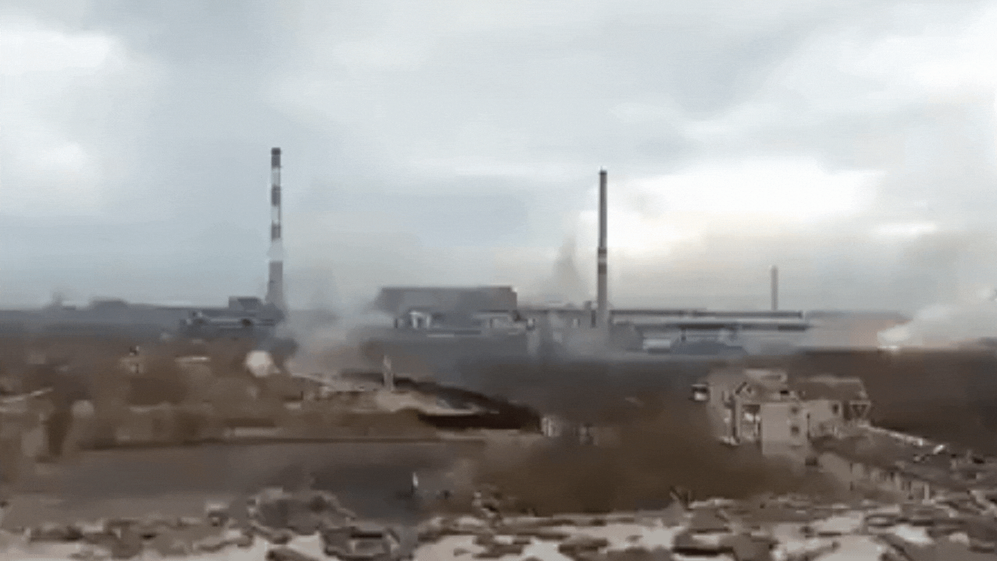 Ukrajinski branitelji u Azovstalu se odbijaju predati, napadi nastavljeni