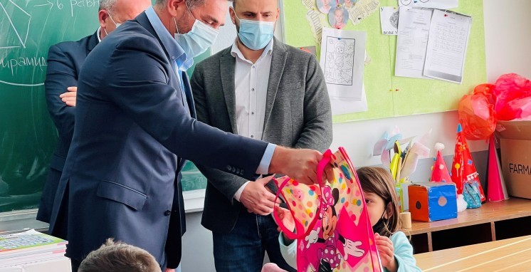 Ramić s učenicima iz povratničke škole Snagovo
