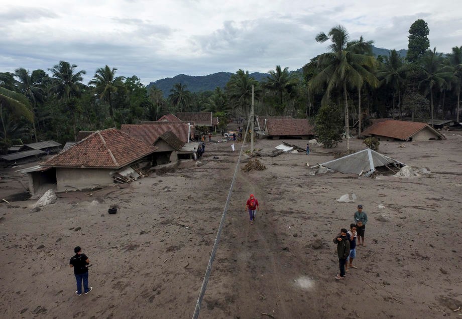 Vulkan u Indoneziji ponovno eruptirao, obustavljena potraga za nestalima