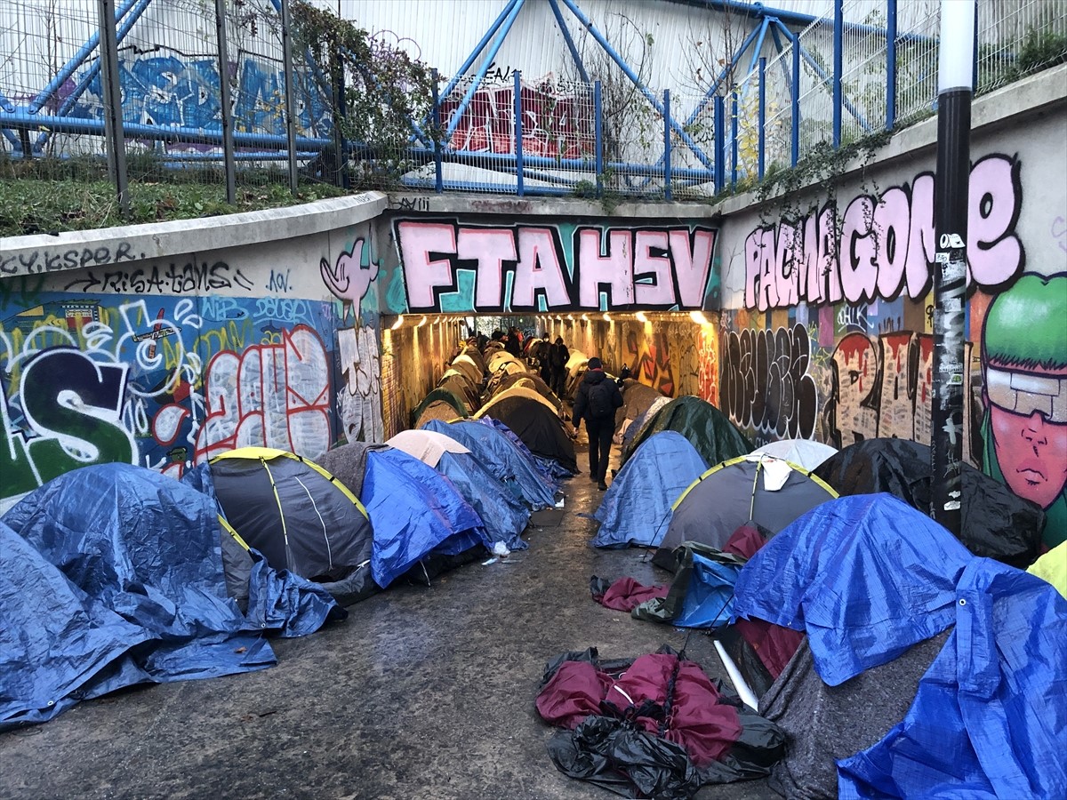 Migranti se bore da prežive ispod mosta u Parizu