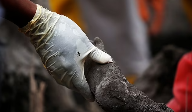 Spasioci iz pepela izvukli tijelo 13-godišnjaka, traga se za 27 osoba