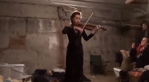 Ukrajinci muzikom i pjesmom u skloništima pokušavaju odagnati strah