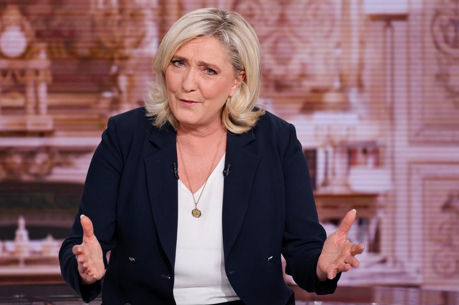 Le Pen obećala novčane kazne za nošenje marame