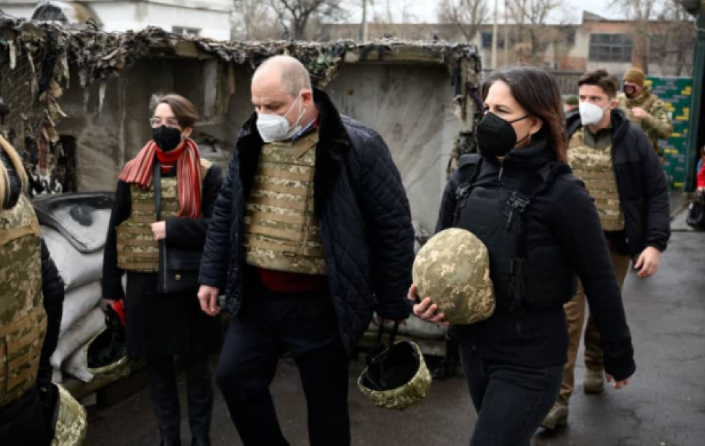 Šefica njemačke diplomatije posjetila prvu liniju fronta u istočnom dijelu Donbasa
