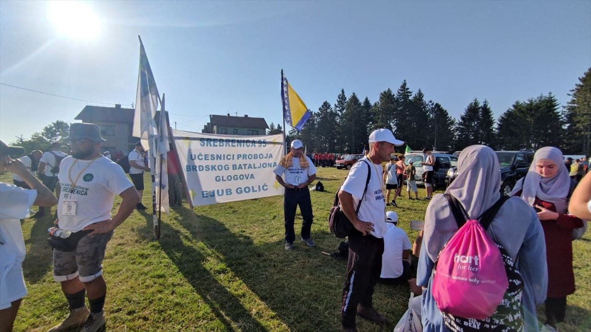 Učesnici Marša mira u Nezuku se spremaju na polazak ka Potočarima