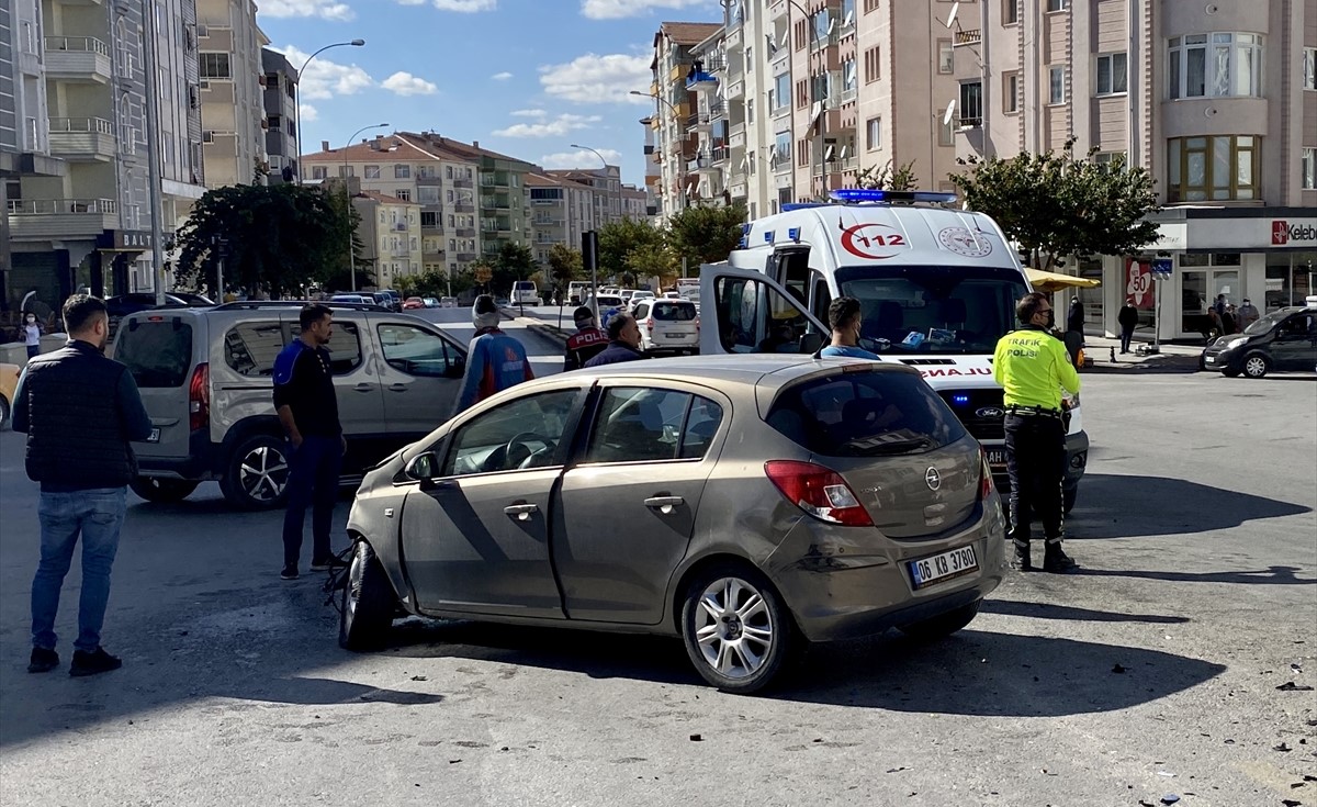 Mladići u posljednji čas izbjegli nalet vozila nakon sudara