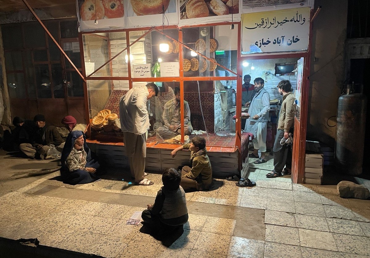 U Afganistanu sve češći prizori ljudi koji čekaju na komad hljeba