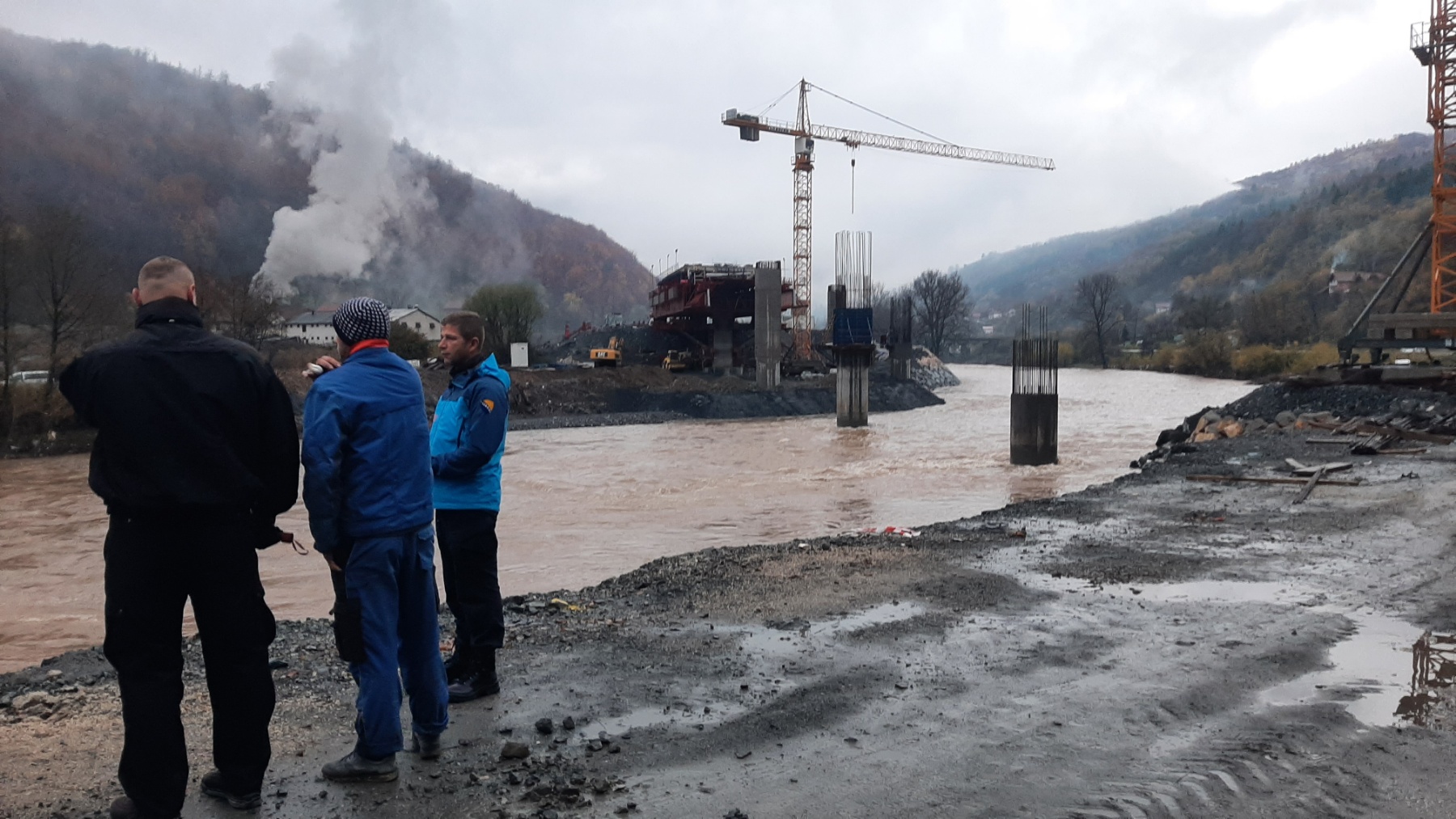 Dvojica radnika upali u rijeku Bosnu, u toku potraga